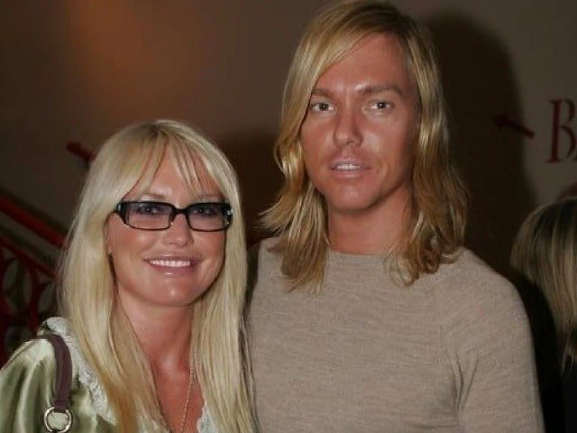 Picture of Olinda and Patrick, where Olinda is wearing a black googles with white glass and blonde dress, and Patrick is wearing gray t-shirt.